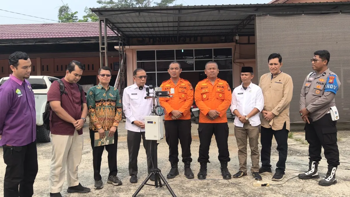 Tim Peneliti UNRI dan BPBD Kampar memantau langsung kualitas udara dan cuaca di Kampar